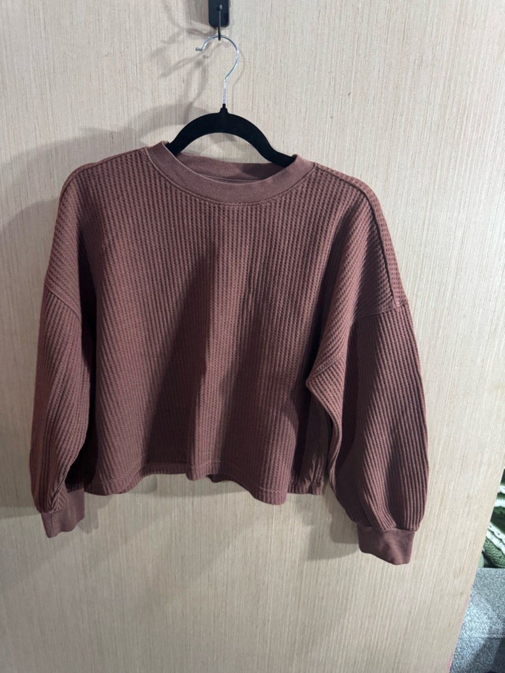 Old Navy Cropped Waffle Knit Crewneck Sweatshirt in Brown Size Small